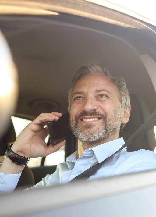 Un homme téléphone en voiture
