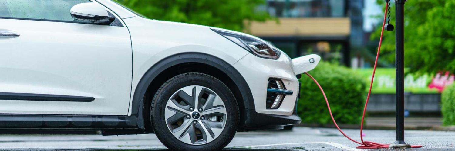 Une voiture est en pleine recharge
